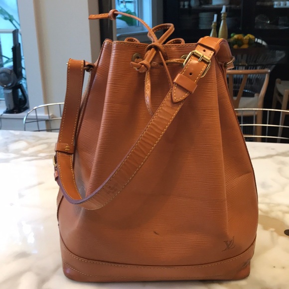 Louis Vuitton bucked handbag. - Picture 1 of 8